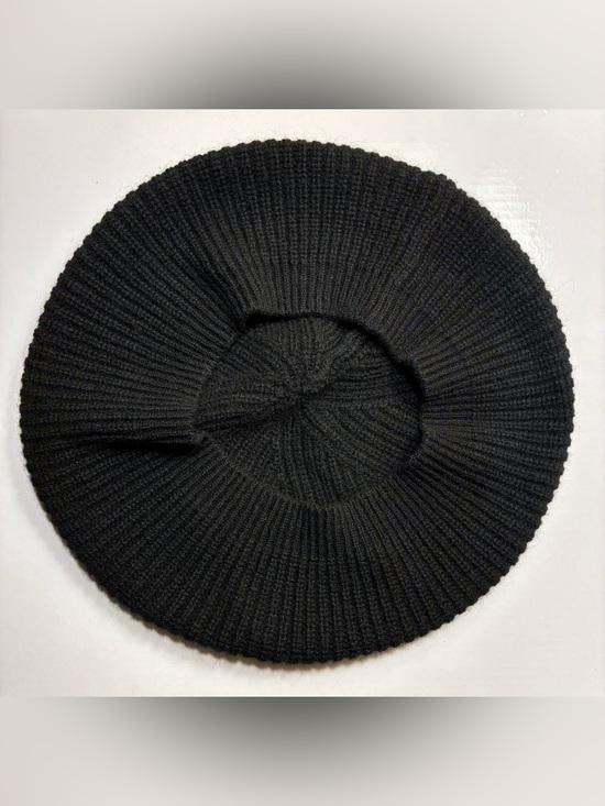 Classic Black Ribbed Knit Beret